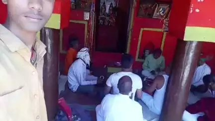 आज कोचस प्रखंड के ग्राम कपासिया में होली का त्यौहार हर्षोल्लाह से राम जानकी मंदिर में मनाया गया