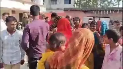 तेतरिया: मधुआहा वृत गांव के पास आम के पेड़ से लटकता युवक का शव मिला, पुलिस ने शव की पहचान कर पोस्टमार्टम के लिए भेजा