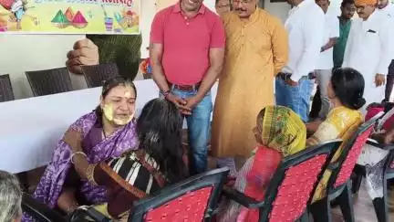 बोकारो विधायक श्रीमती श्वेता सिंह जी वृद्धाश्रम में बुजुर्गों से पैर छूकर होली खेले और आशीर्वाद लिए . अमर चौरसिया.