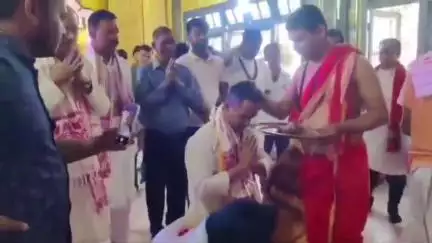 মায়ং: মৰিগাঁও জিলাৰ মায়ঙৰ গৰাংগ মন্দিৰত দৌল উৎসৱ উপলক্ষে উপস্থিত হৈ সাংসদ গৌৰৱ গগৈয়ে সেৱা লয়