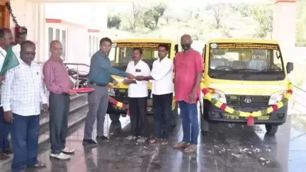 கல்வராயன் மலை: வட்டாட்சியர் அலுவலகத்தில் டாடா மேஜிக் வாகனத்தை மாணவர்களின் பயன்பாட்டிற்கு கொடியசைத்து துவக்கி வைத்த ஆட்சியர்