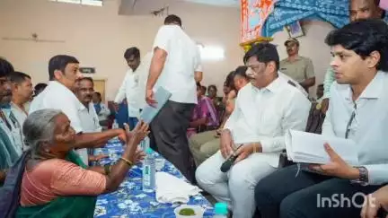 ತಿರುಮಕೂಡಲು ನರಸೀಪುರ: ಟಿ.ಬೆಟ್ಟಹಳ್ಳಿ ಗ್ರಾಮದಲ್ಲಿ ನಡೆದ ಜನಸಂಪರ್ಕ ಸಭೆಯಲ್ಲಿ ಸಾರ್ವಜನಿಕರ ಕುಂದುಕೊಟ್ಟರು ಕೊರತೆ ಆಲಿಸಿದ  ಜಿಲ್ಲಾ ಉಸ್ತುವಾರಿ ಸಚಿವರು