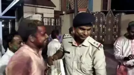 सोनडीहा होली मिलन समारोह में घाटो थाना प्रभारी दीपक कुमार भी शामिल हुए और पूरे धूमधाम से होली मनाई गई