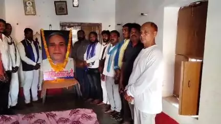 #चंदौली आज चकिया में बहुजन नायक मान्यवर साहब कांशीराम जी का जन्म दिवस मनाया गया जिसमें मुख्य अतिथि रहे भंते विनयाचार्य जी और साथ में बौद्ध भिक्षुगण उपस्थित रहें और समस्त आजाद समाज पार्टी के कार्यकर्ता पदाधिकारी उपस्थित रहे ।