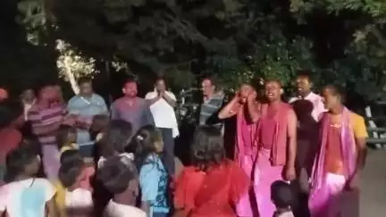 नवादा MLC अशोक यादव ने ग्रामीण बच्चों तथा भगत के साथ होली खेलते नजर आए#अशोक यादव#News18Nawada