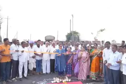 ನಿಪ್ಪಾಣಿ: ಭೋಜ ಕ್ರಾಸ್ ಬಳಿ ರಸ್ತೆ ಡಾಂಬರೀಕರಣ ಕಾಮಗಾರಿಗೆ ಶಾಸಕಿ ಶಶಿಕಲಾ ಜೊಲ್ಲೆ ಚಾಲನೆ