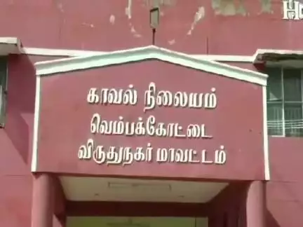 வெம்பக்கோட்டை: செல்லையாபுரத்தில் இருசக்கர வாகனத்தில் மீது லாரி மோதியதில் இருசக்கர வாகனத்தில் வந்த முதியவர் படுகாயம்
