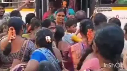 తల్లాడ: పినపాక మండల పరిధిలోని ఈ బయ్యారం క్రాస్ రోడ్డు వద్ద ఎటూరు నాగారం వెళ్లే బస్సు వద్దకు ఒకసారిగా చేరిన మహిళలు