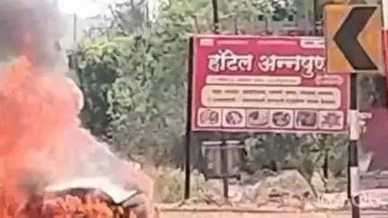 म्हसळा: चांदोरे येथे बर्निंग कारचा थरार,पुणे येथील 
पर्यटकांचे जॅग्वार कार गाडीने घेतला पेट,आगीत गाडी जळून खाक,जिवीत हानी नाही