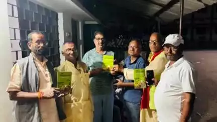 मनिका सामुदायिक भवन में होली समापन के बाद डॉ रमेश गौतम के द्वारा लिखा गया स्वस्थ् जीवन शैली पुस्तक का वितरण किया गया!