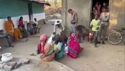 #मंडला में निर्दोष आदिवासी हिरन बैगा की पुलिस ने फर्जी एनकाउंटर में हत्या कर दी! पुलिस ने उसे नक्सली बताया।
क्या #MP पुलिस का खुफिया तंत्र इतना कमजोर है या उसे नक्सलियों और भोले-भाले आदिवासियों में फर्क नहीं पता!