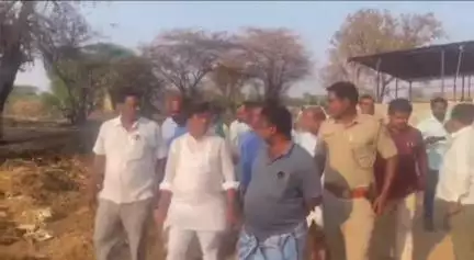 ಶಿರಹಟ್ಟಿ: ಹೆಬ್ಬಾಳ ಗ್ರಾಮದಲ್ಲಿ ಅಗ್ನಿ ಅವಘಡಕ್ಕೆ ಹೊಟ್ಟಿನ ಬಣವೆಗಳು ಭಸ್ಮ, ಶಾಸಕ ಡಾ. ಚಂದ್ರು ಲಮಾಣಿ ಭೇಟಿ, ಪರಿಶೀಲನೆ