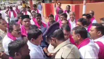 రామడుగు: మండల కేంద్రంలో రేవంత్ రెడ్డి దిష్టిబొమ్మను దహనం చేసిన బి ఆర్ ఎస్ పార్టీ శ్రేణులు