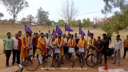 खाटू श्याम भक्तों ने खजुराहो के मतंगेश्वर महादेव मंदिर पूजा अर्चना कर अपनी सफल साइकिल यात्रा की प्रार्थना साइकिल सवार ने