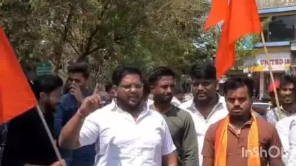 राहाता: औरंगजेबाची कबर हटविण्याच्या मागणीसाठी राहाता येथील छत्रपती शिवाजी महाराज चौकात हिंदुत्ववादी कार्यकर्त्यांकडून घोषणाबाजी