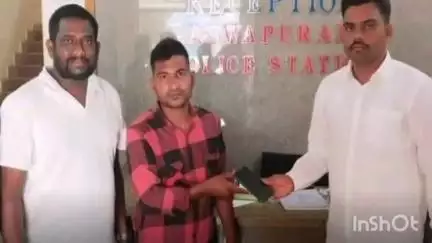 తల్లాడ: దొరికిన సెల్ ఫోన్ ను అశ్వాపురం పోలీసుల సమక్షంలో పోగొట్టుకున్న నర్సింహారావు అనే వ్యక్తికి అందజేసిన రవీందర్