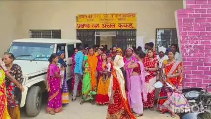 कुकड़ू: मुख्यमंत्री मईया सम्मान की राशि न मिलने पर लाभुक पहुंचे प्रखंड मुख्यालय