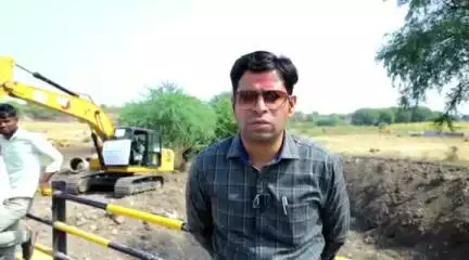 मुखेड: गाळमुक्त धरण व गाळयुक्त शिवार योजनेतून शेतकऱ्यांनी जमीनीची पत वाढवावी: जिल्हाधिकारी राहुल कर्डीले यांचे आवाहन