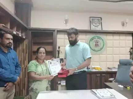 दुलदुला: कलेक्टर रोहित व्यास ने दुलदुला की शिक्षिका श्रीमती विशाखा यादव को प्रमाण पत्र और उपहार देकर किया सम्मानित