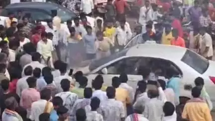 ಕನಕಗಿರಿ: ಕೊಪ್ಪಳ: ಕನಕಗಿರಿ ಪಟ್ಟಣದಲ್ಲಿ ಕಾರಿಗೆ ಬೆಂಕಿ; ಪ್ರಾಣ ಅಪಾಯದಿಂದ ಮೂರು ಜನರು ಪಾರು