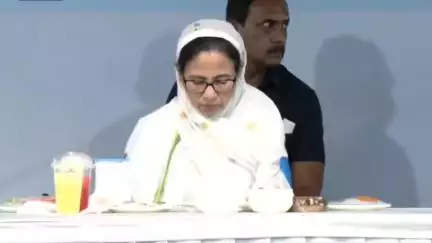 জাঙ্গিপাড়া: হুগলীর ফুরফুরা শরীফে দাওয়াত-এ-ইফ্‌তার অনুষ্ঠানে উপস্থিত ছিলেন রাজ্যের মুখ্যমন্ত্রী মমতা বন্দ্যোপাধ্যায়