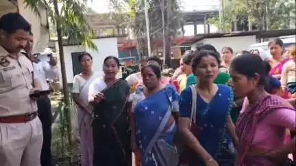 ডিমৌ: এগৰাকী বোৱাৰীৰ নিৰুদ্দেশক কেন্দ্ৰ কৰি  ডিমৌ আৰক্ষী থানাত উত্তপ্ত পৰিস্থিতিৰ সৃষ্টি কৰিলে মহিলাই
