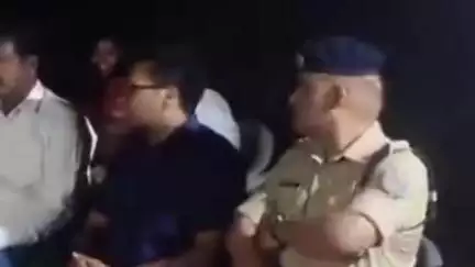 जगन्नाथपुर: पुआल के ढेर में आग लगने से 4 बच्चों की हुई मौत को लेकर रामोसाई टोला में डीसी और एसपी पहुंचे, पीड़ित परिवार को चेक सौंपा