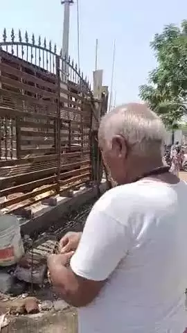 ग्राम पंचायत मेहंदा में अतिक्रमण का विरोध किया गया जहाँ पटवारी मैडम जी उपस्थित रहें!