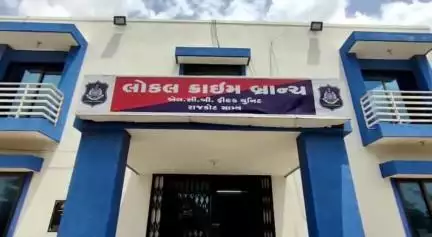વિંછીયા: સમઢીયાળા ગામેથી રેડ કરી રૂરલ LCB પોલીસે દેશી દારૂની ભઠ્ઠી ઝડપી, રૂ.82,580ની મત્તા સાથે 1 વ્યક્તિની ધરપકડ કરાઈ