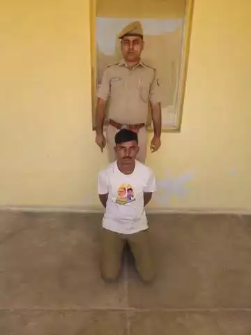 #Balotra: 2000₹ का ईनामी अपराधी दीना उर्फ दिनेश गिरफ्तार।

पुलिस वृत सिवाना की टाॅप-10 सूची में था शामिल।

नाबालिग का अपहरण व दुष्कर्म करने वगैरा प्रकरण में था फ
