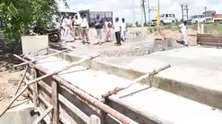 நீடாமங்கலம்: நீடாமங்கலம் பகுதியில் நடைபெற்று வரும் வளர்ச்சி திட்ட பணிகளை மாவட்ட ஆட்சியர் ஆய்வு