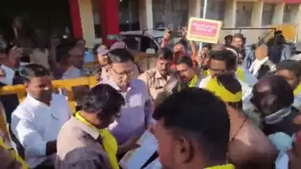 ओबीसी महासभा ने विभिन्न मांगों को लेकर कलेक्टर महोदय को सौंपा ज्ञापन शहर किया गया जंगी प्रदर्शन। #जिला_प्रभारी_टीकमगढ़