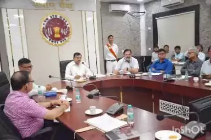 गुढ़: कमिश्नर कार्यालय में आयोजित जनसुनवाई में कमिश्नर ने विभिन्न प्रकरणों पर की सुनवाई