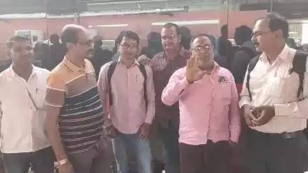 वाराणसी से दिल्ली के लिए। वंदे भारत ट्रेन से18मार्च 3.बजे खुलकर रात्रि 11बजे दिल्ली पहुंचेंगे।19 मार्च 2025 को महा धरना