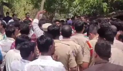 మద్దిరాల: మద్దిరాల మండలం చిన్ననేమిల ఎక్స్ రోడ్డు వద్ద మిర్యాల గ్రామ మాజీ  సర్పంచ్ రాజకీయ హత్యపై న్యాయం జరగాలని ధర్నా