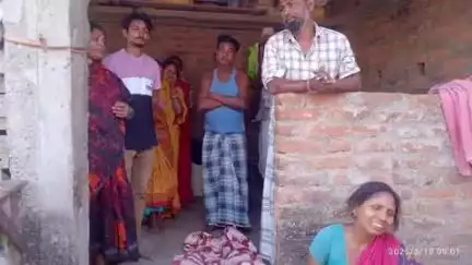बरहरुवा: नगर पंचायत क्षेत्र के झिकटिया वार्ड संख्या 2 में 16 वर्षीय नाबालिग युवक ने फांसी लगाकर आत्महत्या कर ली