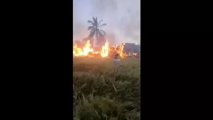 प्रतापगंज: प्रतापगंज के सुरजापुर में भीषण आग लगने से 10 परिवारों के डेढ़ दर्जन घर जलकर खाक, 25 लाख का नुकसान
