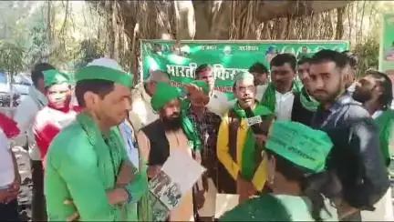 #कौशाम्बी_चायल के प्रत्येक माह को होने वाली मीटिंग के दौरान स्थानीय समस्याओं को लेकर ज्ञापन।
Memorandum regarding local problems during the monthly meeting of #Kaushambi_Chayal.
#rajendra_yadav