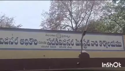 గీసుగొండ: ఆర్డీవో కార్యాలయం ముందు శాయంపేట హవేలీ  రైతులఆందోళనటెక్స్టైల్ పార్కులోభూముల కోల్పోయినవారికి నష్టపరిహారంఇవ్వాలని డిమాండ్