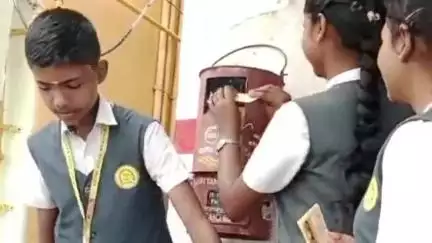 சூலூர்: தொட்டிபாளையம்  வித்யா மந்திர் மாணவர்கள் இறைச்சிக் கழிவுகளுக்கு எதிராகப் போராட்டம்