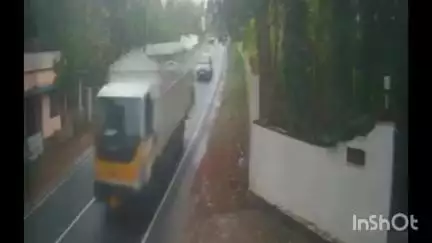വൈക്കം: തലയോലപ്പറമ്പ് വെട്ടിക്കാട്ടുമുക്കിന് സമീപം ഉണ്ടായ ബൈക്കപകടത്തിന്റെ സി.സി.ടി.വി ദൃശ്യങ്ങൾ പുറത്ത്