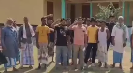 চেঙা: ১৩৯৩ নং আলুপতি ফকিৰপাৰা প্ৰাথমিক বিদ্যালয়ত প্ৰধান শিক্ষকৰ দুৰ্নীতিৰ বিৰুদ্ধে প্ৰতিবাদ একাংশ অভিভাৱকৰ