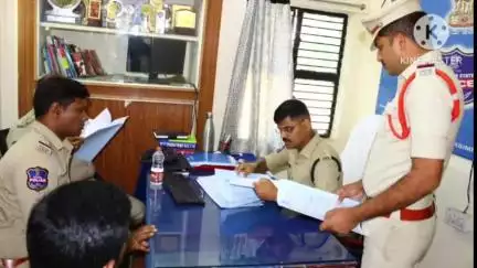 నర్సింహులపేట: నర్సింహులపేట పోలీస్ స్టేషన్‌ను ఆకస్మికంగా తనిఖీ చేసిన ఎస్పీ సుధీర్ రామనాథ్ కేకన్