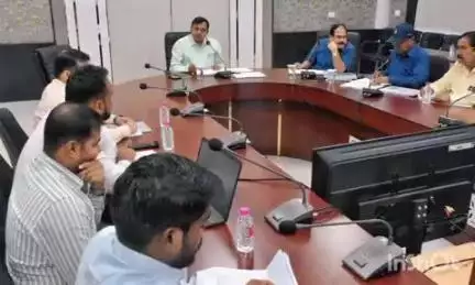 गुढ़: कमिश्नर ने बैठक में अधिकारियों को निर्देश दिए, हर घर में पेयजल की नियमित आपूर्ति सुनिश्चित करें