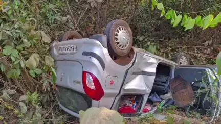 ಅಂಕೋಲ: ಕಂಚಿನಬಾಗಿಲು ಹತ್ತಿರ ಕಂದಕಕ್ಕೆ ಉರುಳಿದ ಕಾರು, ಓರ್ವ ಸಾವು