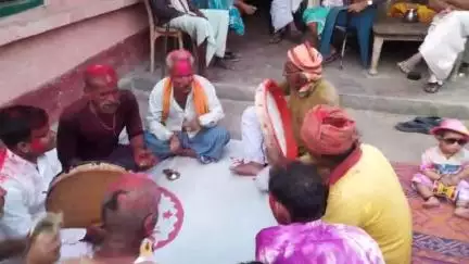 पंचरत्न गांव में होली के अवसर पर ग्रामीणों द्वारा फगुआ गीत।