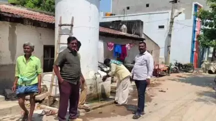 ಕೊಟ್ಟೂರು: ಕೊಟ್ಟೂರು ಪಟ್ಟಣದ ವಿವಿಧ ಕಡೆ ಕುಡಿಯುವ ನೀರಿನ ತೊಟ್ಟಿಗಳ ಸ್ವಚ್ಛತೆ ಕಾರ್ಯ