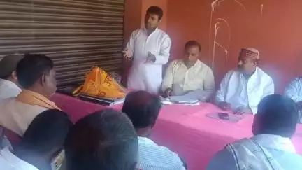 रामगढ़वा: रामगढ़वा व्यापार मंडल परिसर स्थित गोदाम में प्रखंड जनता दल यू की बूथ स्तरीय कार्यकर्ताओं की हुई बैठक