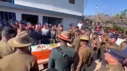 रिखणीखाल: रिखणीखाल चौकुड़ी गांव में ड्यूटी के दौरान मौत होने पर लांस नायक रोबिन सिंह बिष्ट का सैन्य सम्मान के साथ अंतिम संस्कार हुआ