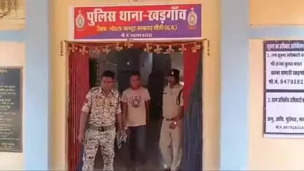 भटगांव में मुर्गे की सब्जी नहीं बनाने पर पत्नी पर कुल्हाड़ी से जानलेवा हमला करने वाले पति को पुलिस ने किया गिरफ्तार